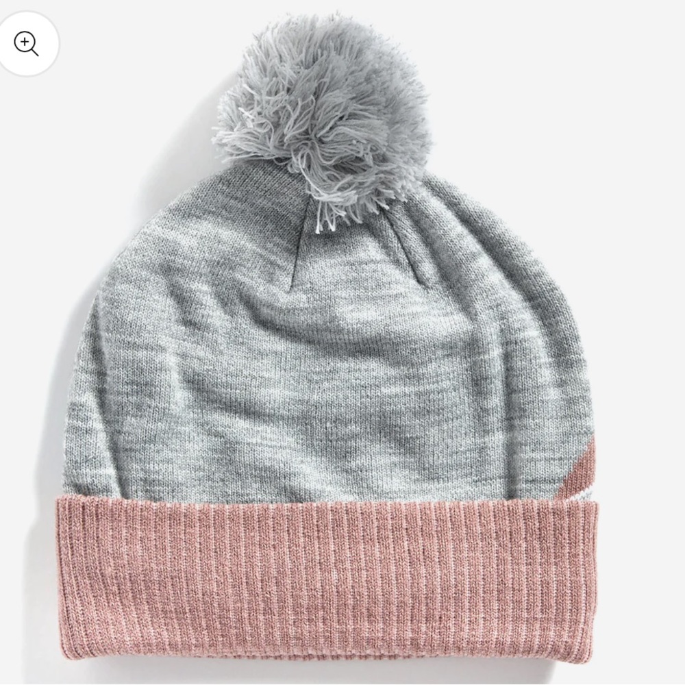Reebok Women's Logo Intarsia Pom Beanie nwt light grey - Picture 2 of 3